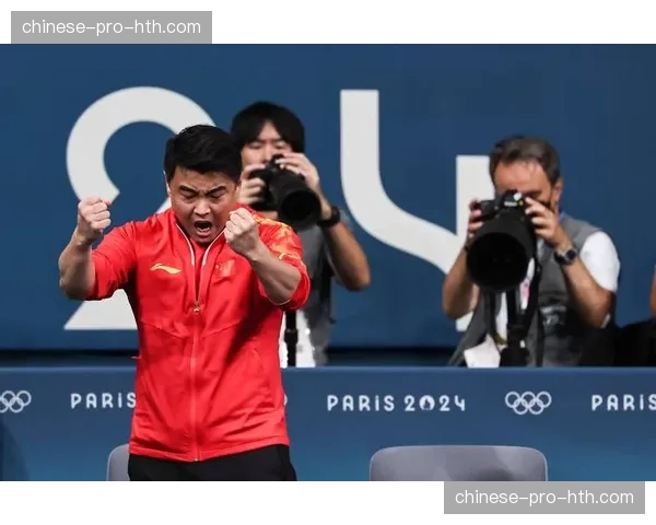 教练怒吼指导后,选手平静上台并成功举起杠铃的瞬间