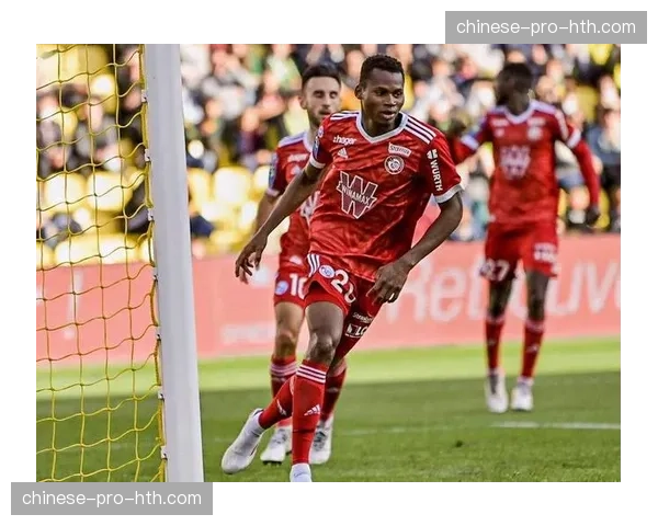 通讯：一场教科书般的防反，克莱蒙客场一球小胜斯特拉斯堡全取三分