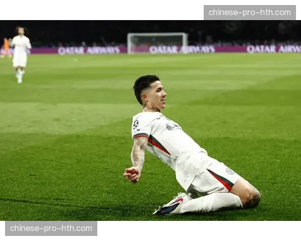 赛前训练图集:巴黎圣日耳曼重点演练由门将发起的快速手抛球反击战术 赛前训练图集:巴黎圣日耳曼重点演练由门将发起的快速手抛球反击战术