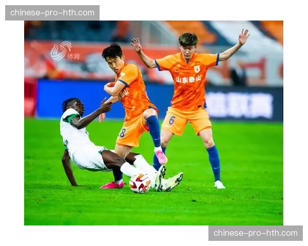 实时报道：山东泰山队下半场变阵四后卫，加强边路攻势